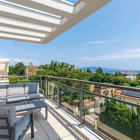 Апартаменты Lovely Flat With Terracce Антиб